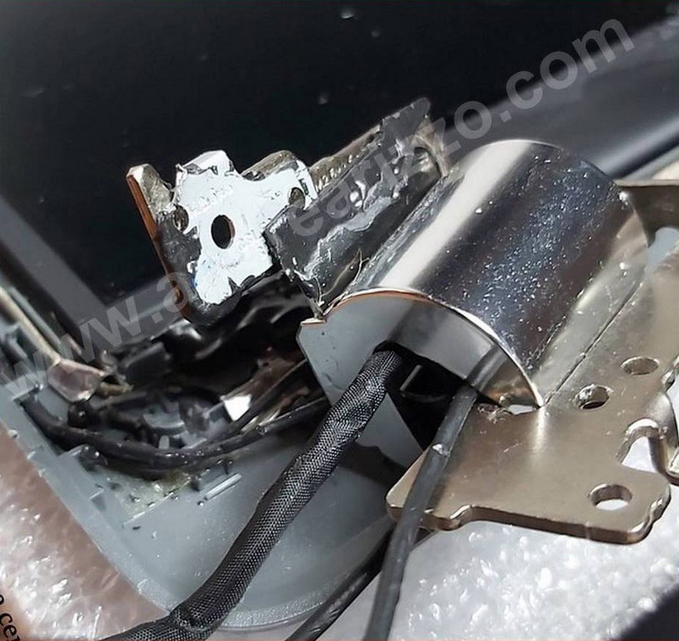 Attacchi staccati dalla cover inferiore del notebook
