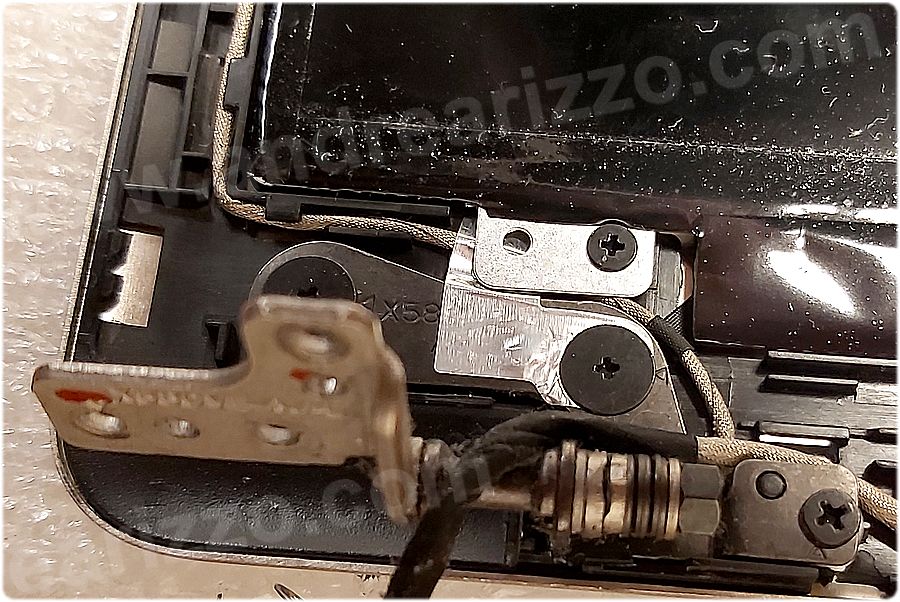 Staffe bloccate sulla cover dello schermo del notebook