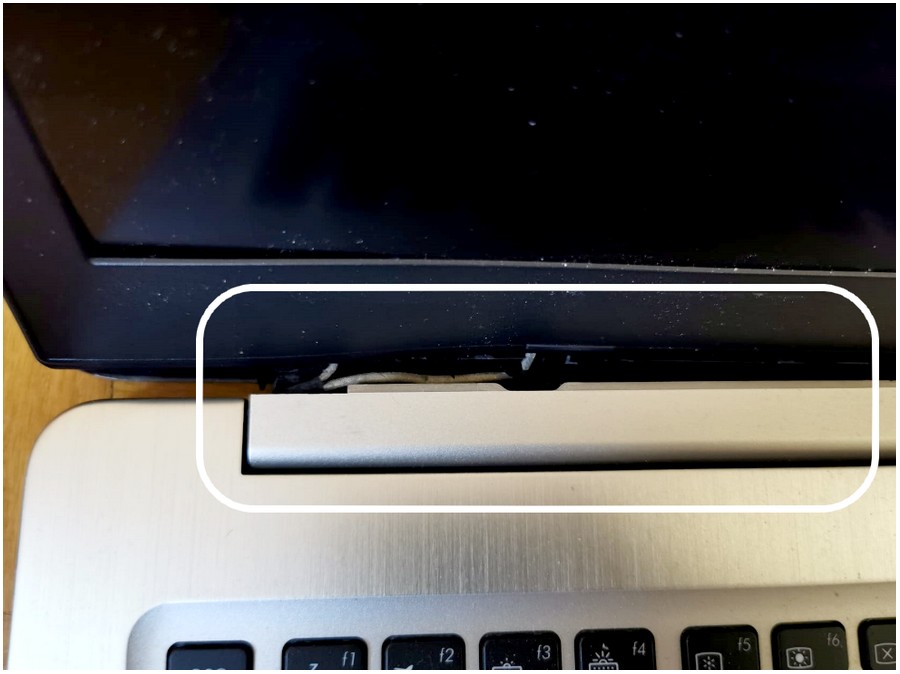Riparazione cerniere su portatile   Abbiamo riparato le cerniere di questo laptop che si erano completamente staccate,  economicamente conveniente. Mi trovate a Padova 